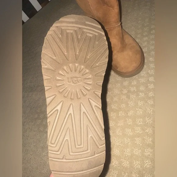 UGG Classic Short II - Picture 2 of 5